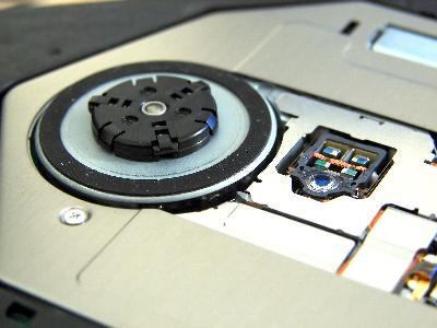 Slik fjerner en DVD ROM-stasjon på en Dell Inspiron 5150