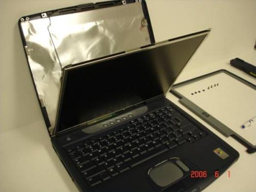 Hvordan erstatte en Back Light i en Dell 5100 laptop