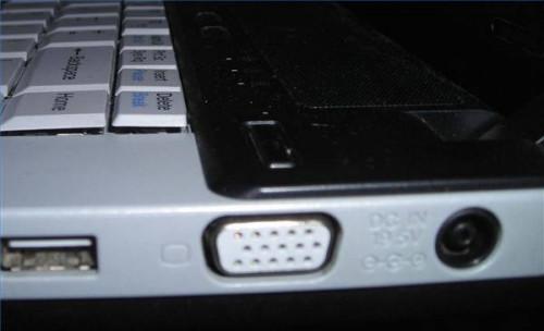 Hvordan koble en ekstern skjerm til en Sony Vaio bærbar PC