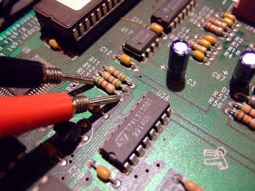 Hvordan bruke et digitalt multimeter for å teste et Resistor