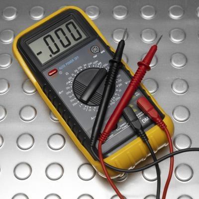 Hvordan bruke et ohmmeter for å teste en strømledning