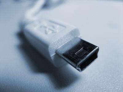 Hvordan koble en USB-kabel til et hovedkort
