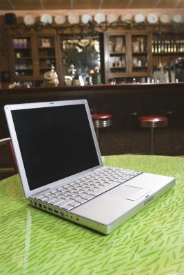 Hva er forskjellen mellom Apple iBook og Apple MacBook?